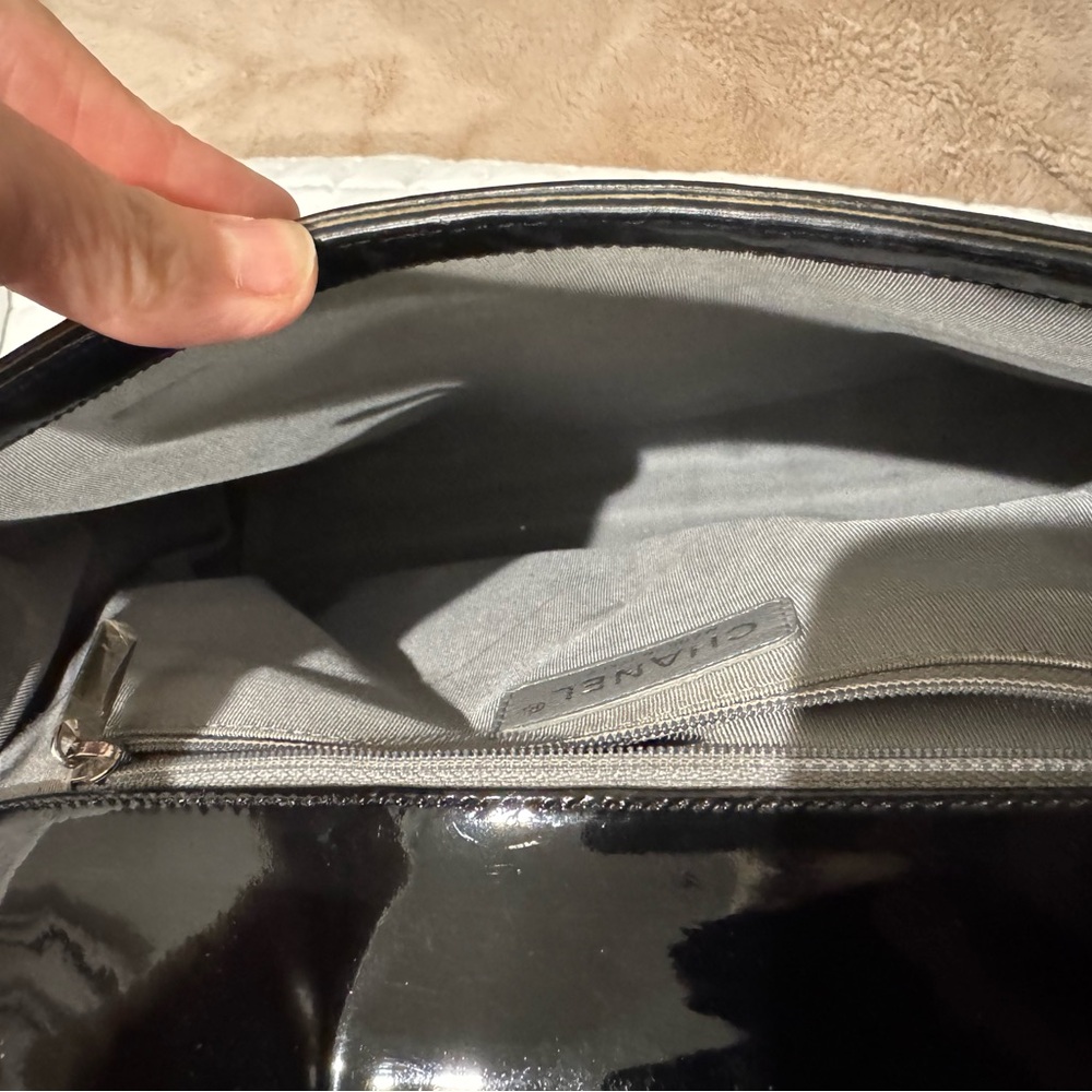 CHANEL black patent boy bag with silver hardware . - Picture 9 of 15